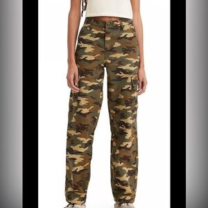 Levi's Women's Mid-Rise 94' Baggy Cargo Jeans‎